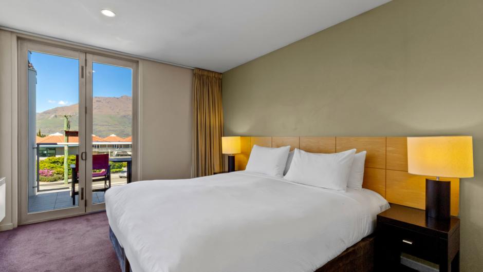 Suite Bedroom - Mountain View