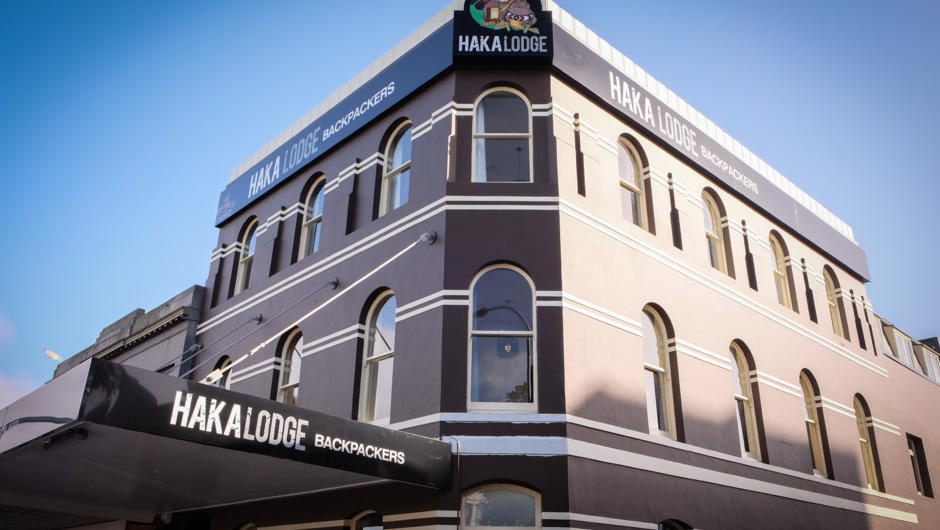 Centrally located on the trendy K&#039;Road, Haka Lodge Auckland is surrounded by some of the city&#039;s best nightlife and eateries.