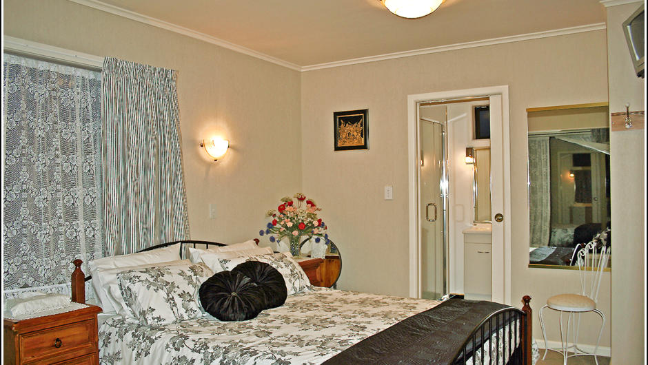 Bed and Breakfast accommodation, Queen Room with modern en-suite.
