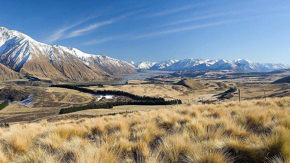 Lake Coleridge high country, paradise for the outdoor recreationalist! 45 minutes  approximately to Mt Hutt, Mt Olympus and Porter Heights ski fields, Terrace Downs golfing resort  - 5kms away, Methven and Glentunnel golf courses under 30 minutes travel.