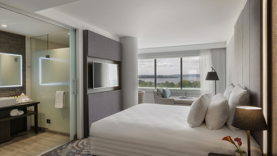 With high floor views over Lake Rotorua, Deluxe King Lake View rooms are stylish and plush.