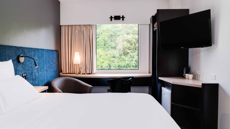 Standard king rooms have views of Rotorua City, one king sized bed, an ensuite, TV with in-room movies, airconditioning, high-speed internet access and soundproofed windows.
