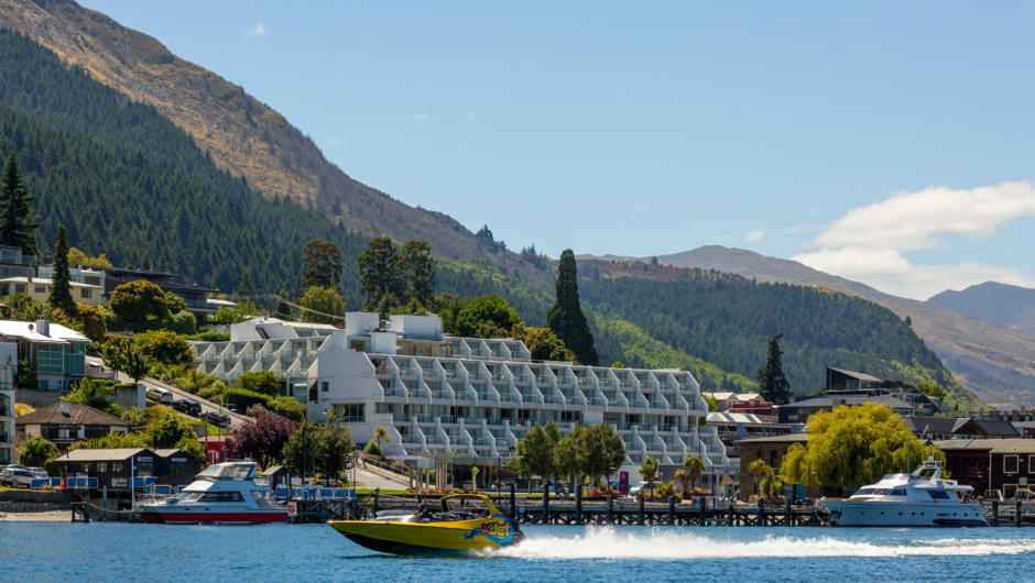 Crowne Plaza Queenstown&#039;s fabulous central location, just by the lakefront