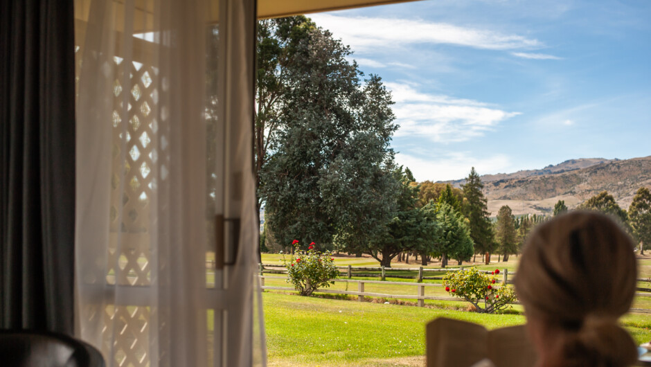 Lake Dunstan Motel Golf Course and mountain views from the room