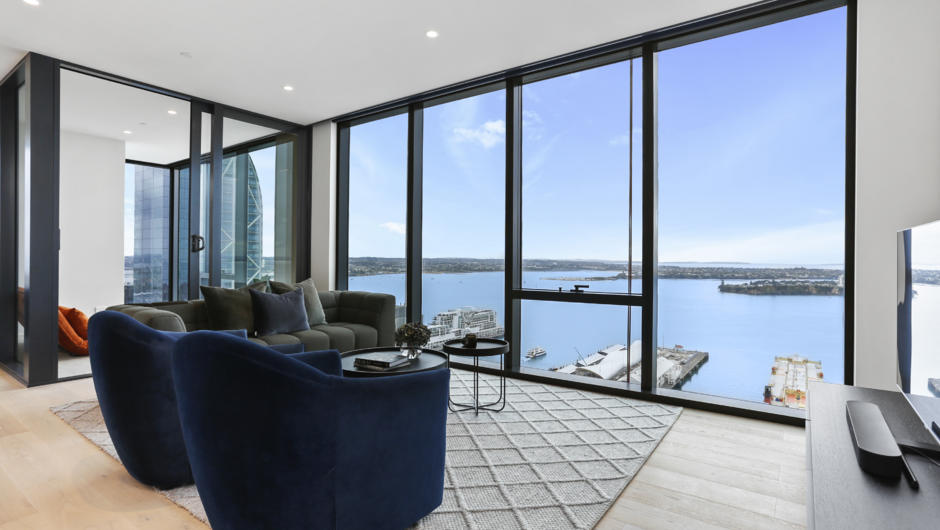 Spacious and sophisticated living with breathtaking and expansive views of the Auckland Harbour.