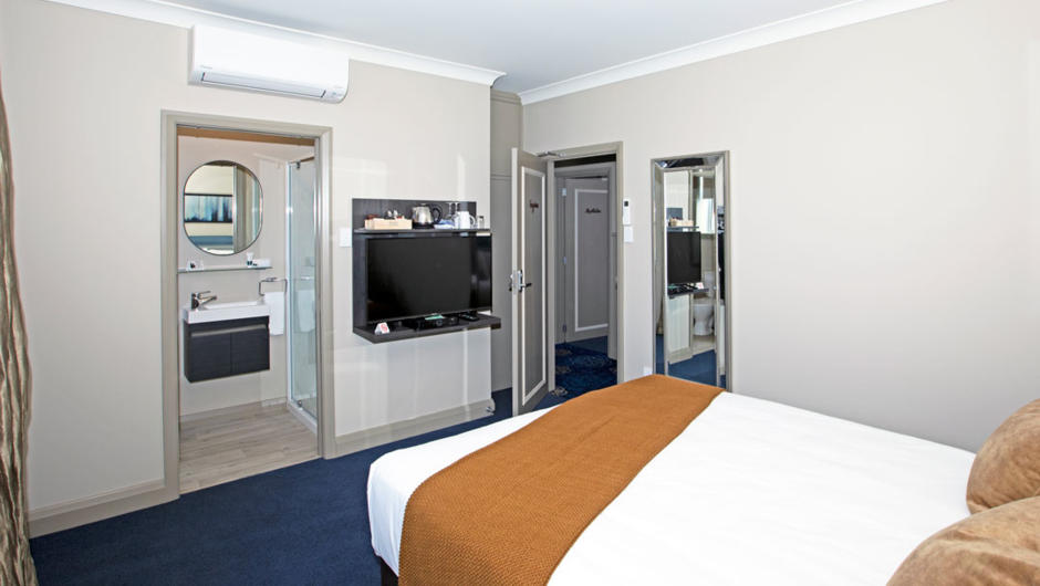 All of our Heritage Suites have luxury queen beds, private bathrooms, 40″ HD LCD TV&#039;s with SkyTV, air conditioning, free high speed WIFI, coffee and tea making facilities, built in wardrobes, personal appliances, a Guest Carpark and The Comm Restaurant an