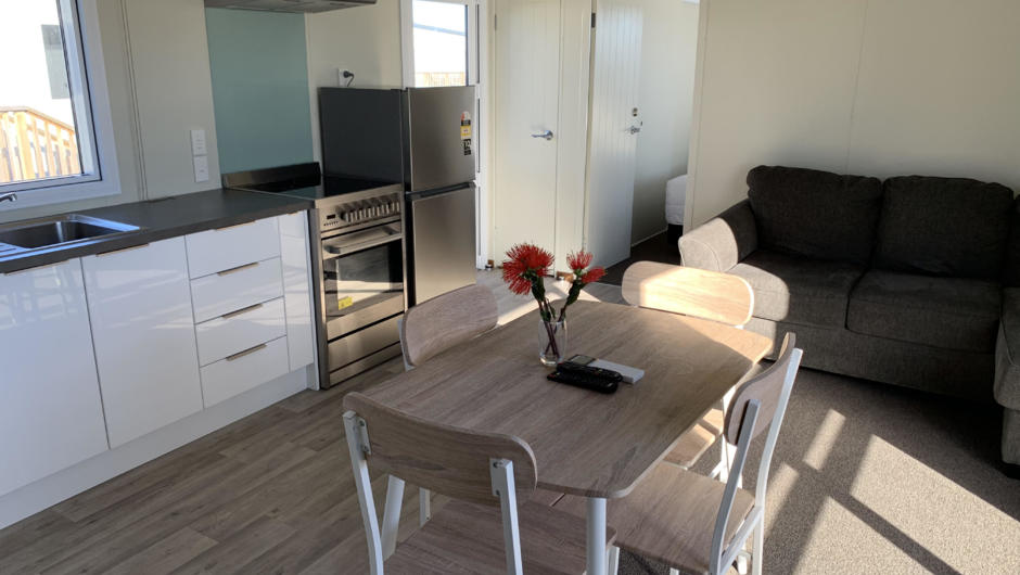 Our Premium 1 and 2 bedroom units are the perfect home away from home.  Featuring a big lounge area in the middle, a full size kitchen with full size appliances, TV,  table and chairs, heatpump, bathroom, washing machine, and 2 separate bedrooms with larg
