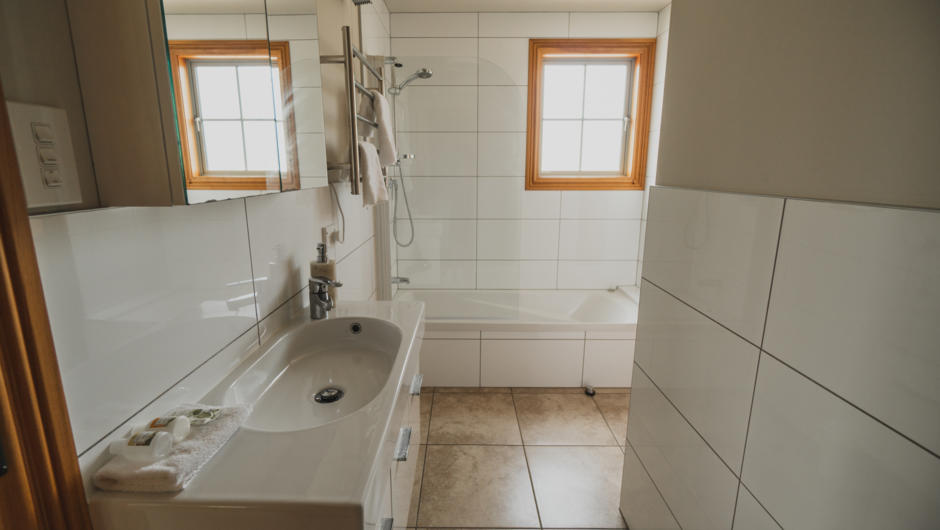 The cottage&#039;s bathroom facilities include bathtub and shower.