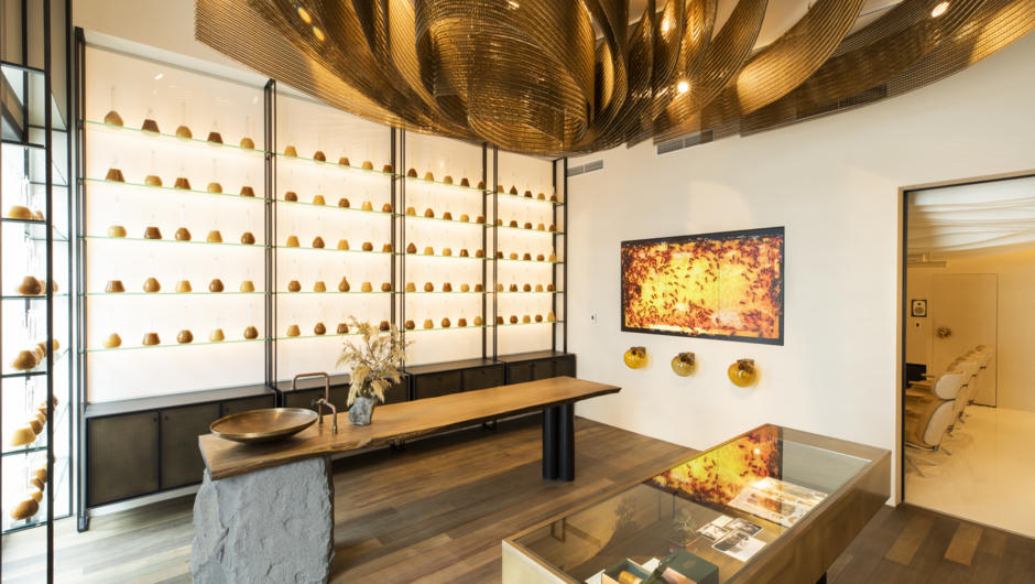 Self-exploratory storefront offering a multi-sensory experience, hosting the full range of Comvita products.