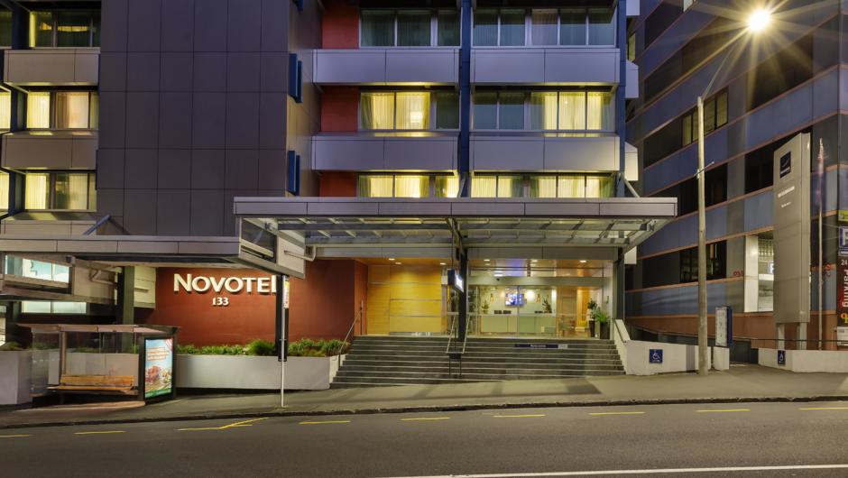 Walking distance to Parliament, waterfront, Te Papa museum, high end shopping, restaurants and bars.