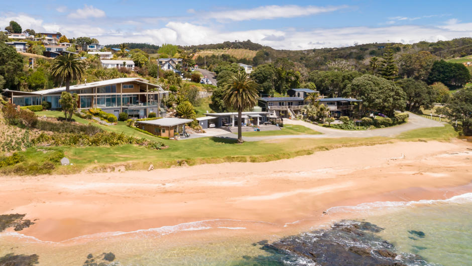 Golden Sand and Driftwood Beachfront Accommodation on Cable Bay