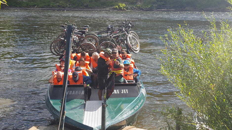 Whanganui River Adventures - Offloading Mountain bikers in Pipiriki
