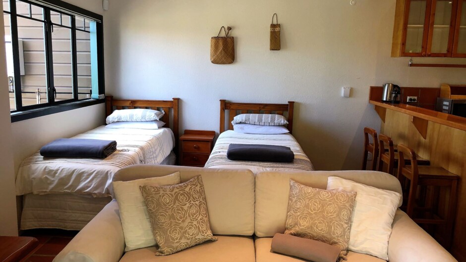Suite B 
Lounge with Single Beds