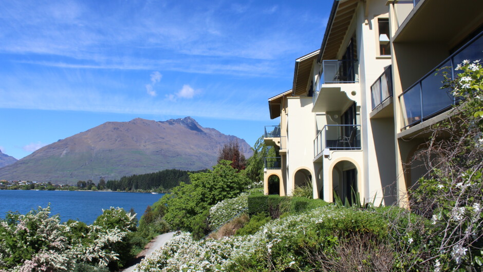 Villa del Lago offers premium lakeside accommodation right on the Queenstown trail.