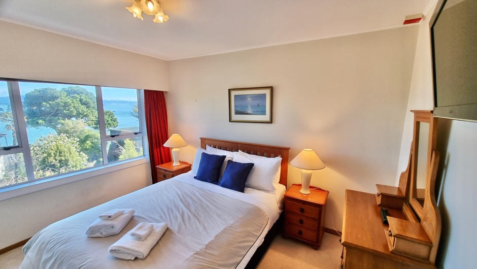 Queen bed with Sea Views and ensuite bathroom