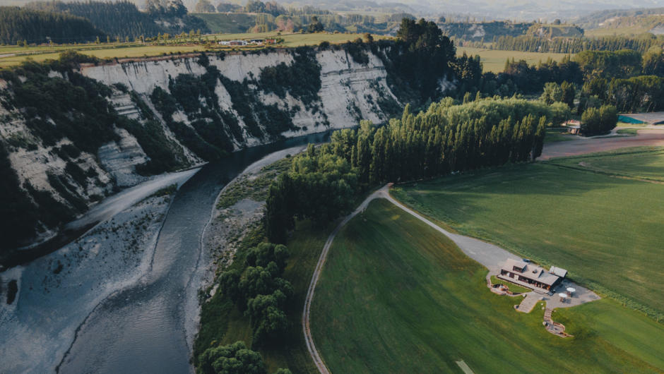 Rathmoy River Lodge on the banks of the sweeping Rangitikei River, your exclusive secluded country escape.