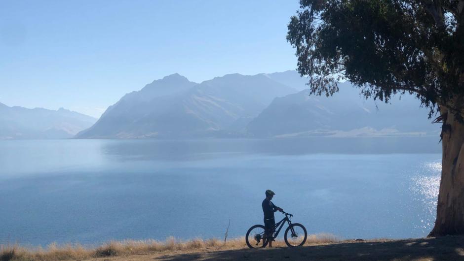 Meander along this gentle river-side track which is stunning all year round. Take your time to stop for coffee and amazing French pastries on this classic Wanaka ride. This track is the all-time favorite of locals and visitors. A stunning and easy ride.