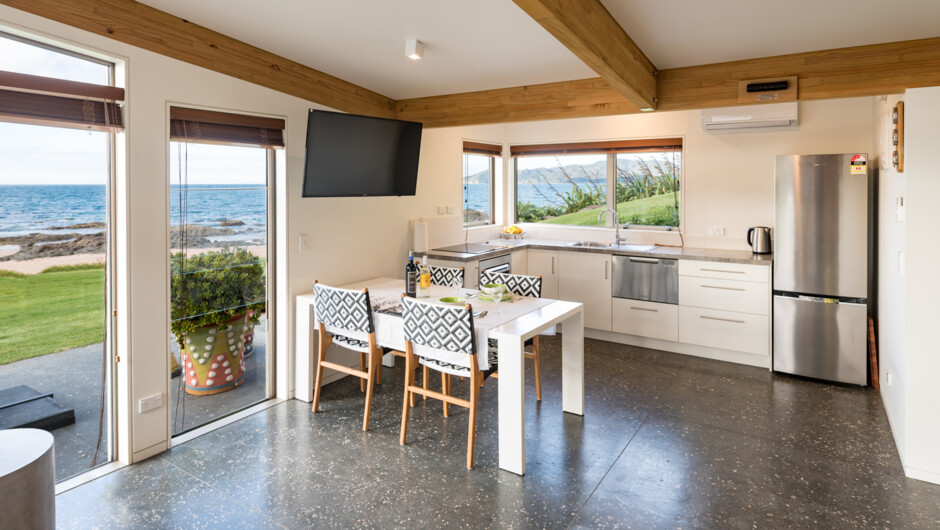 The Beachfront Cabana at Goldensand, has panoramic views of Doubtless Bay from the kitchenette to the th Lawton