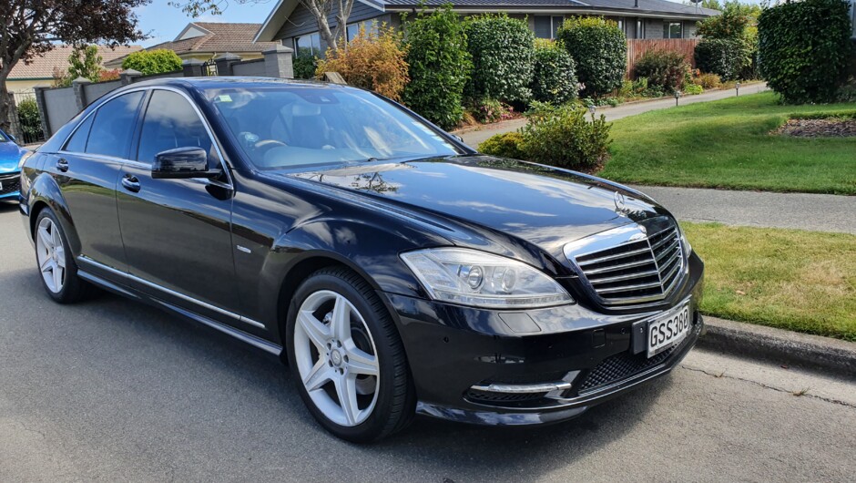 Mercedes Benz S 350 limo for luxury tours and transfers.