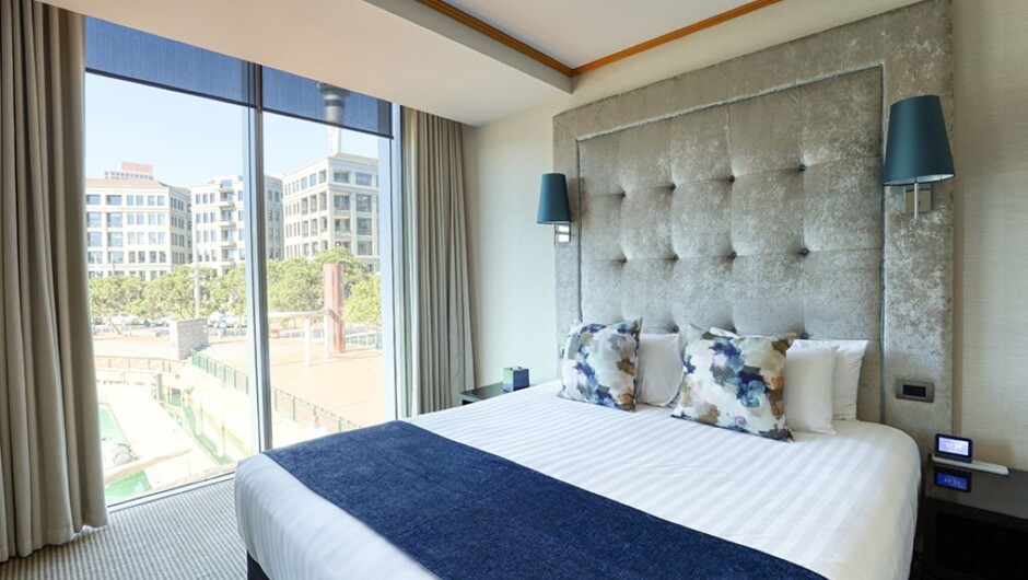 Deluxe King With Marina View. Offering a contemporary New Zealand design, a Marsden Viaduct hotel room has been planned with comfort in mind. Featuring individually controlled air conditioning, LED Smart Television, tea and coffee facilities and en-suite 
