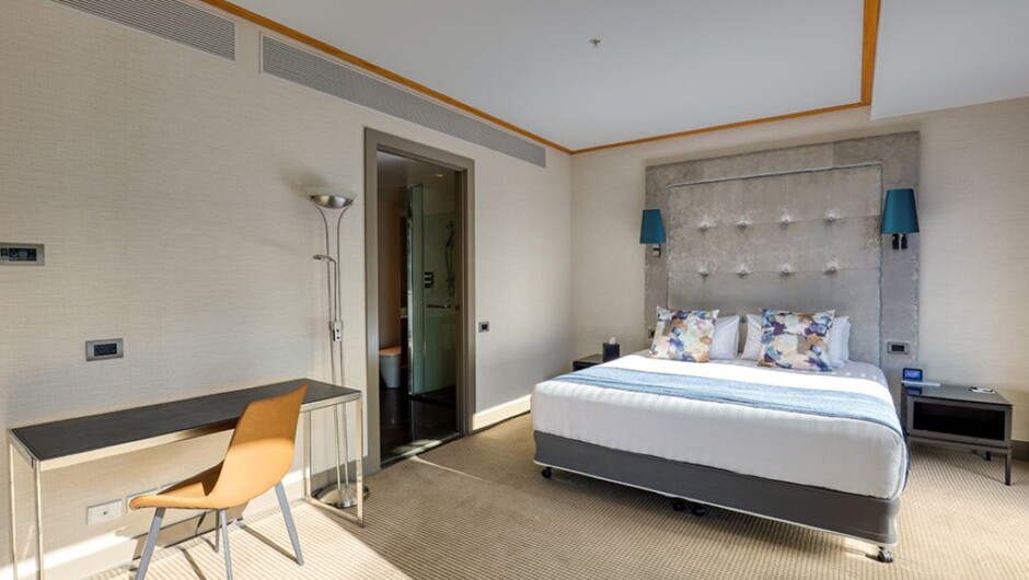 Deluxe King. Offering a contemporary New Zealand design, a Marsden Viaduct hotel room has been planned with comfort in mind. Featuring individually controlled air conditioning, LED Smart Television, tea and coffee facilities and en-suite having a bath and
