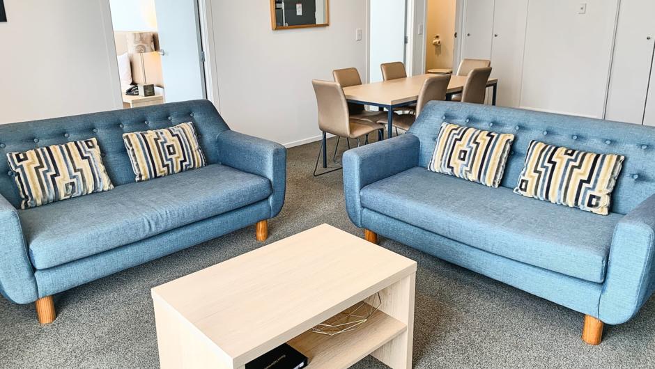 2 Bedroom Apartment. Exceptional 2 Bedroom Apartment complete with full kitchen (including oven) and laundry facilities. Everything you’d expect from a brand new apartment including 2 x LCD TV, comfortable bed, floor to ceiling windows and a stylish priva