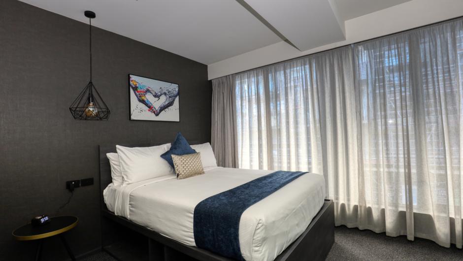 1 Deluxe Queen Bed. Our 1 Queen Bed, Non Smoking Rooms are 15-17m² and either feature a Skylight or small window. They have a comfy queen bed, wireless internet, Smart TV with streaming and ensuite with shower only.