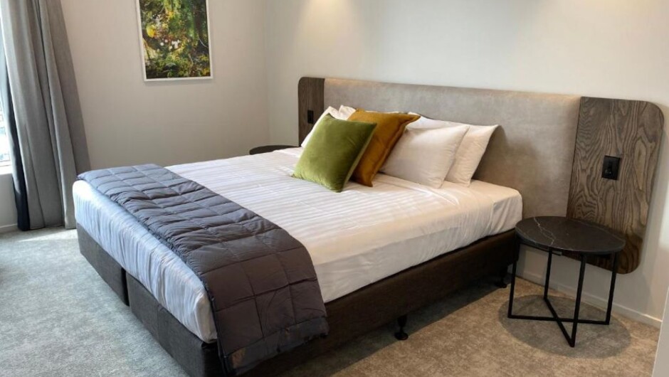 King Deluxe Studio. Our King Deluxe Studios includes convenient amenities like a 40-inch flat-screen TV, en-suite shower, washer/dryer, individually-controlled air conditioning, opening windows, ironing amenities, kitchenette with a microwave, wasking mac