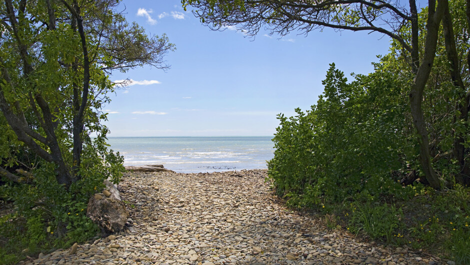 Kina Cottage - Beach access just 50 metres away.