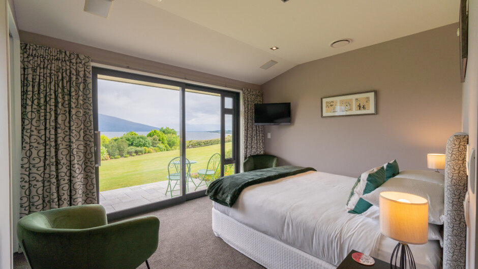 The South Arm room features a king size bed. It also has a small terrace from where you can enjoy the beautiful views. There's the added benefit of a walk in wardrobe for those travelling with more luggage. The bathroom features a walk in shower, underflo