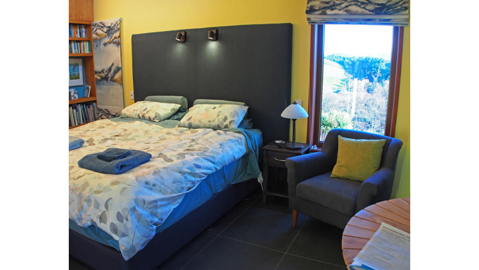Comfortable guest room with underfloor heating, quiet fridge (locally sourced snacks), mountain views, 600 books, 100 DVDs and some games for your relaxation. Sun deck outside.