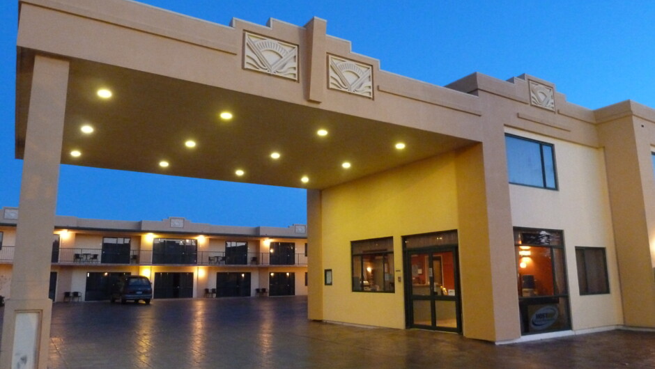 Deco City Motor Lodge, Covered entrance