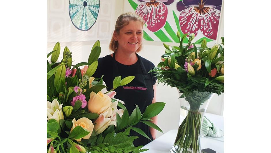 Auckland Floral Experiences - Spiral Bouquet  in Glass Vase Workshop -  Book for up to 6x adults at our venue at Auckland Floral Experiences or book for a group of 5x adults or more  at your home, workplace or venue (we can book a venue for you).
