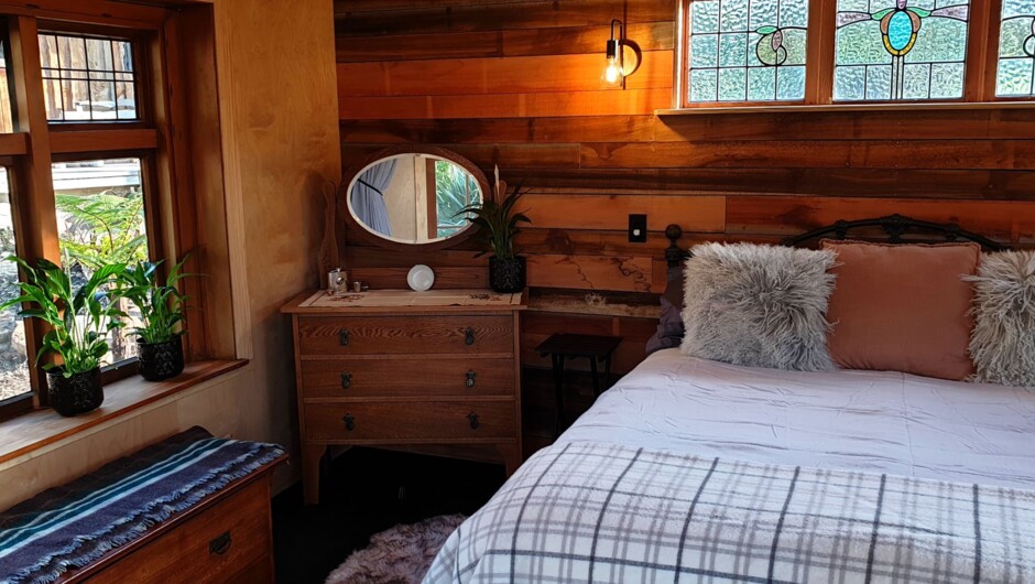 Outlander Cabin themed in settler style. Super comfortable King bed. All wood grown on property.