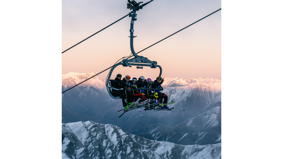 Welcome to Queenstown for your winter ski or snowboarding holiday.  It’s not just the skiing that makes Queenstown a fantastic winter destination, there’s also the spectacular scenery, amazing adventures and endless activities to keep you entertained when