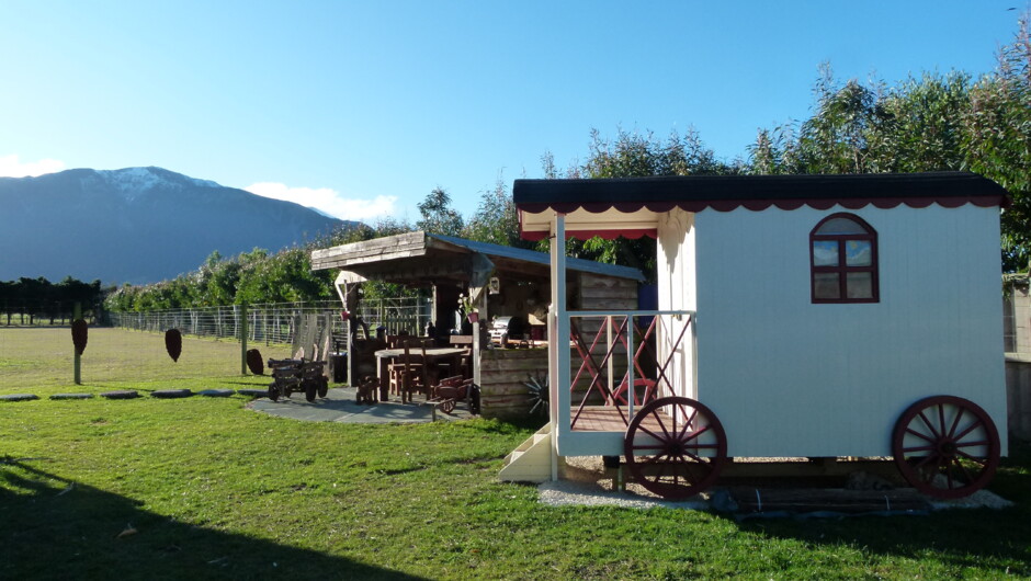 Wagon sleepout &amp; barbecue shelter with mountain views - Colonial Wagon - Wacky Stays, Kaikoura