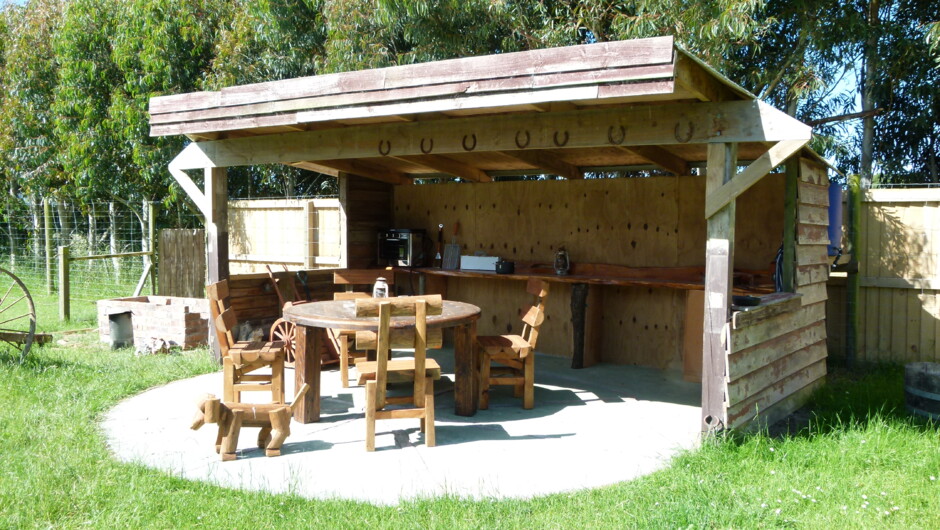BBQ shelter and outdoor bath - Colonial Wagon - Wacky Stays, Kaikoura