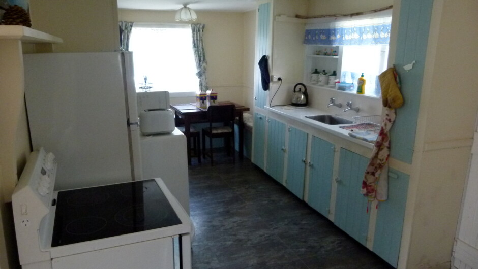 Traditional kitchen with glass-top cooker - Farmers Cottage - Wacky Stays, Kaikoura