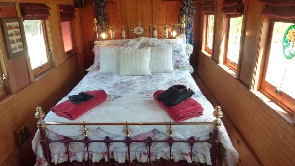 Double bedroom with ornate brass bed - Train Carriage - Wacky Stays, Kaikoura
