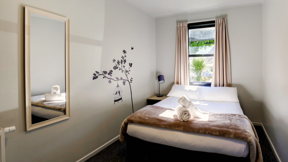 Enjoy your own space in our modern double rooms which come with full linen, towels, TV as well as tea & coffee making facilities. Please note the kitchen & bathroom's are shared.