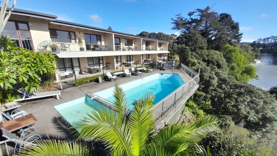 Waterfalls Estate - Motel Apartments & Guest Pool.