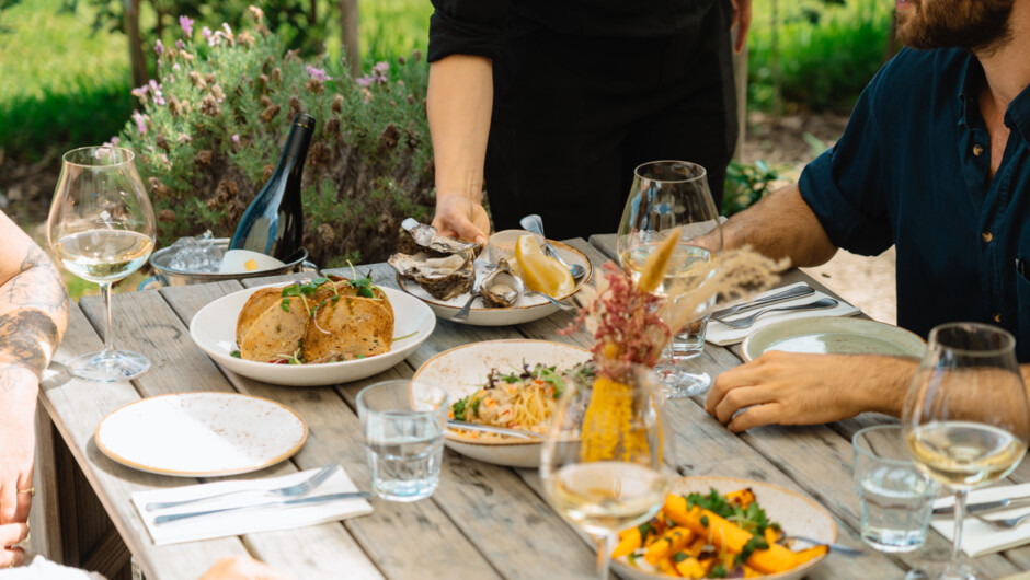 We embrace fresh, healthy and local ingredients, served sharing-style. Our Josper charcoal oven provides perfectly seared meats full of juiciness and smoky flavours. Combined with delicious fish and seafood dishes plus vegetarian and vegan options, our me