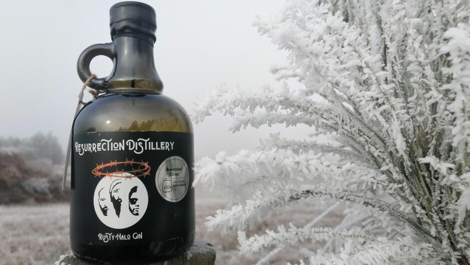 Rusty Halo Wilding Gin with 2023 NZ Spirit Awards silver medal, in hoar frost.