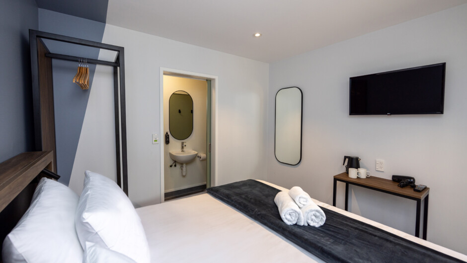 King rooms with ensuite bathrooms.