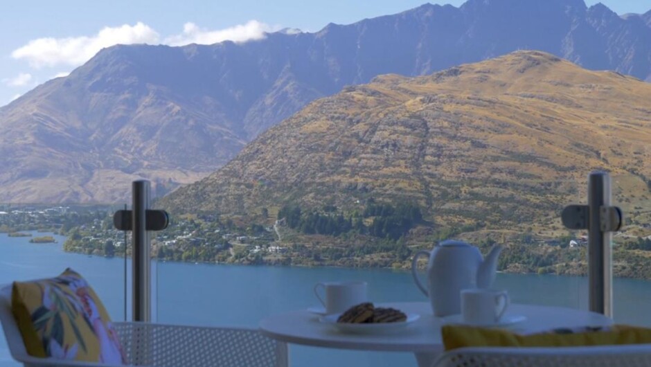 Magnificent uninterrupted lake views across to the Remarkables.