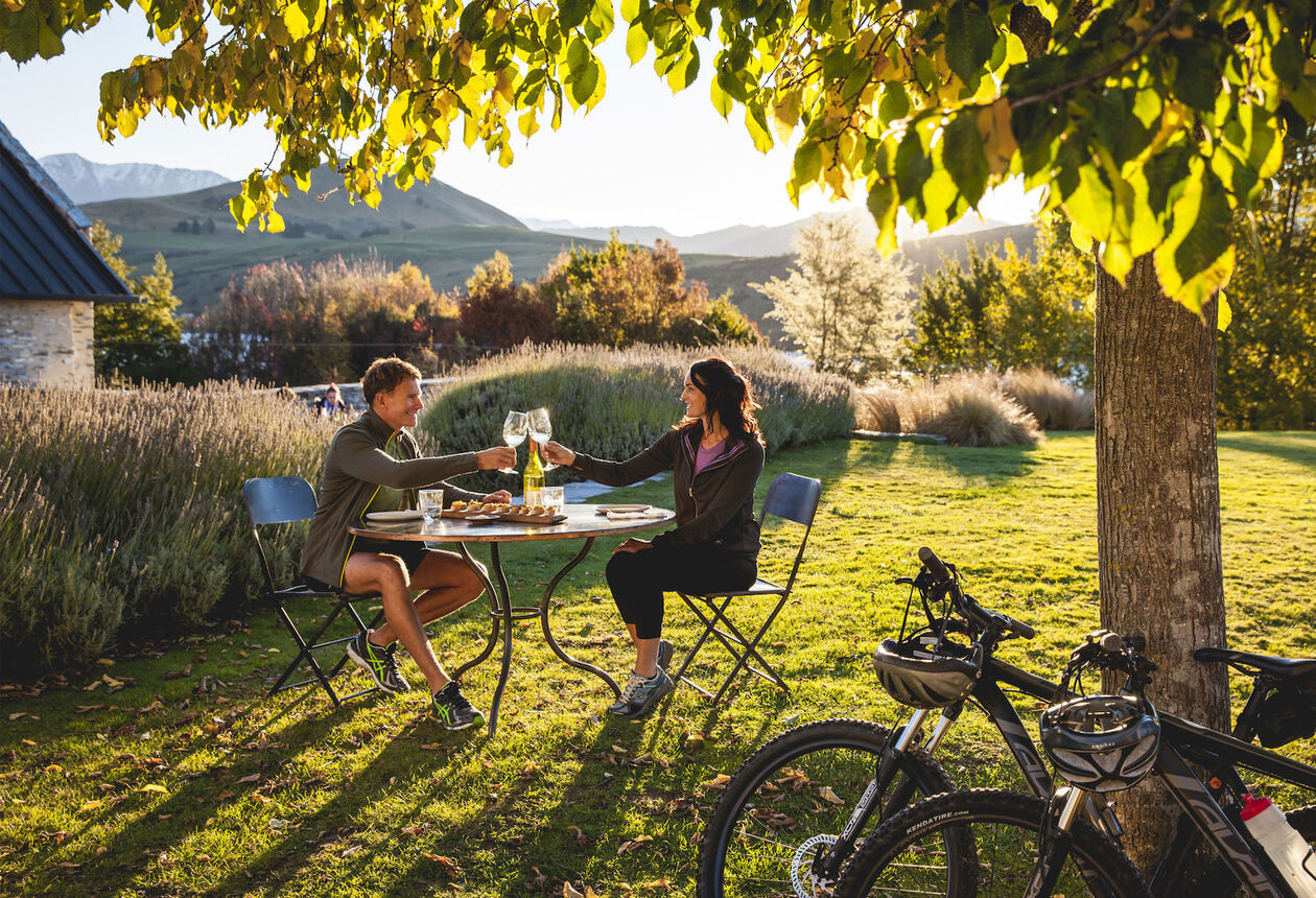 Fresh seafood, juicy lamb, and seasonal ingredients can be found all over New Zealand, but there are a few regions that are particularly renowned for their delicious food. Here are some travel destinations recommended for food lovers.