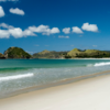 Spazieren Sie über den weißen Sand des wunderschönen Kaitoke Beach, der an der Ostküste des Great Barrier Island gelegen ist.