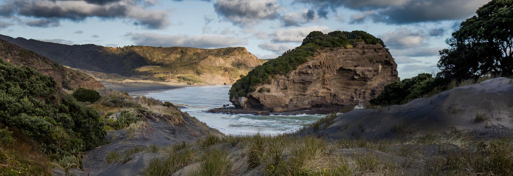 Entdecke die schroffe Schönheit von Aucklands Westküste.
