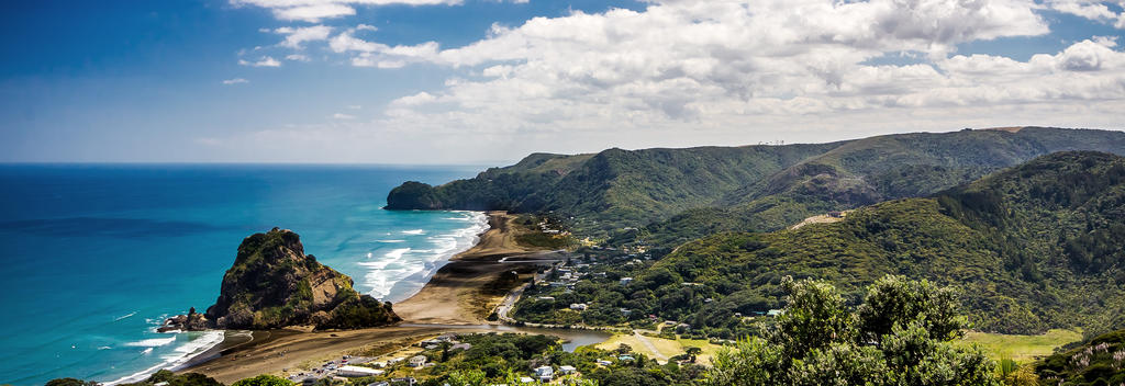 Piha Beach is popular with experienced surfers, but it’s also a wonderful spot for picnics, relaxing walks and swims.