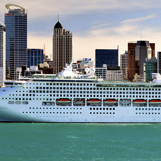 Kreuzfahrtschiff im Hafen von Auckland